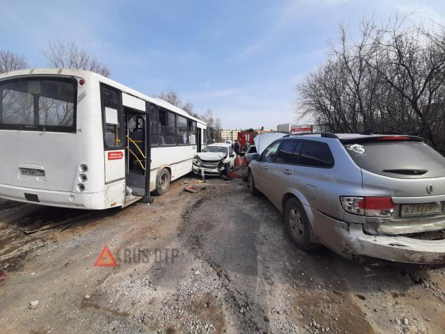 Бешеный автобус смял 12 машин в Рязани. ВИДЕО