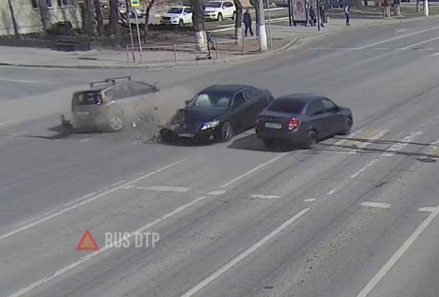 Жесткое ДТП на перекрестке в Волгограде Жесткое ДТП на перекрестке в Волгограде