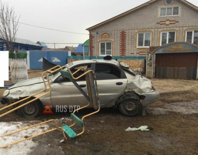 Chevrolet Lanos разнёс детскую площадку в Татарстане