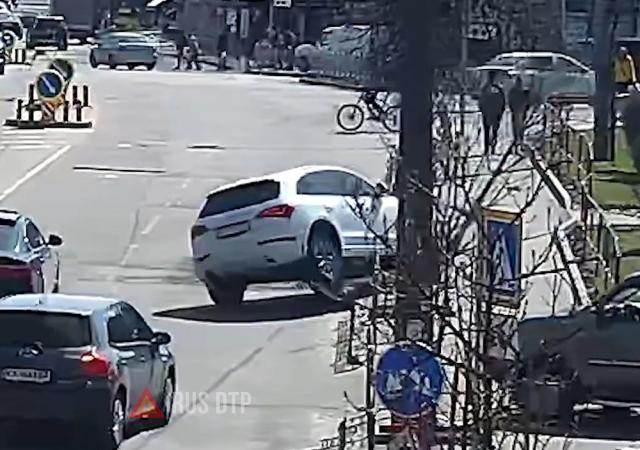 Женщина на Audi перепутала педали Женщина на Audi перепутала педали