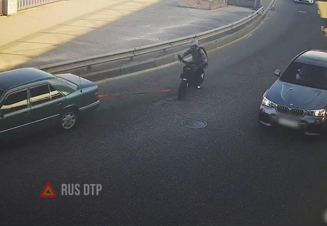 Mercedes буксировал на гибкой сцепке мотоцикл Mercedes буксировал на гибкой сцепке мотоцикл