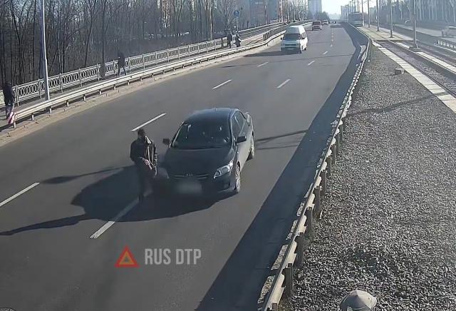 Пешеход попал под колеса автомобиля Пешеход попал под колеса автомобиля