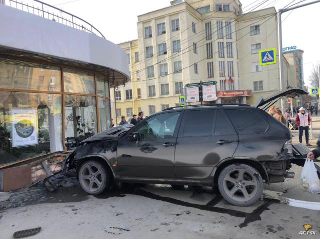 В Новосибирске BMW X5 сбил пешеходов на тротуаре