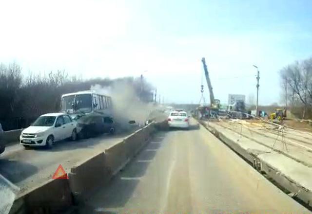 Момент ДТП с автобусом в Рязани с другого ракурса Момент ДТП с автобусом в Рязани с другого ракурса