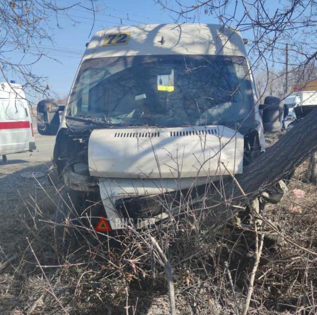 Маршрутка врезалась в дерево в Челябинске. ВИДЕО