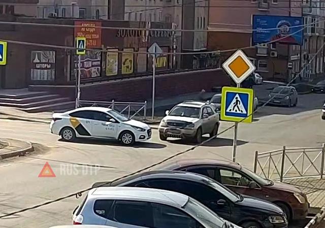 Момент странного ДТП в Омске Момент странного ДТП в Омске
