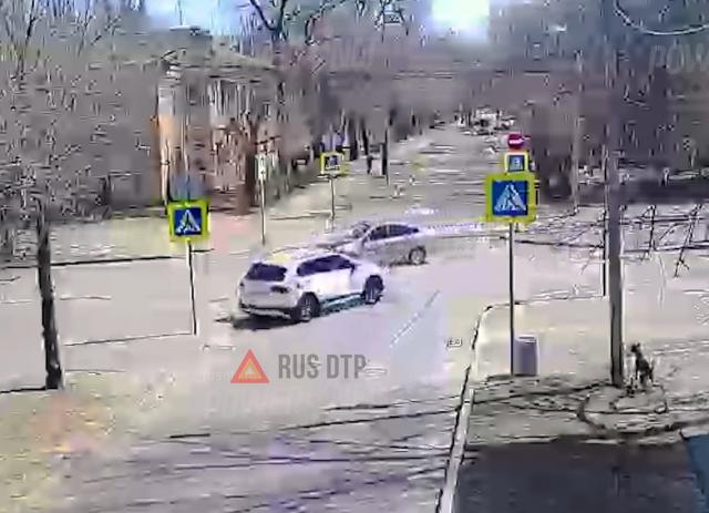 ДТП в Волжском на перекрестке ДТП в Волжском на перекрестке