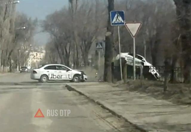 Момент ДТП с переворотом в Волгограде Момент ДТП с переворотом в Волгограде