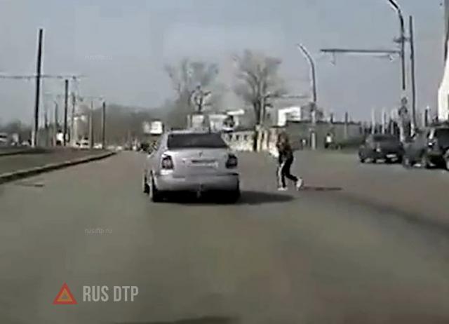 Пыталась перебежать дорогу и едва не попала под машину Пыталась перебежать дорогу и едва не попала под машину