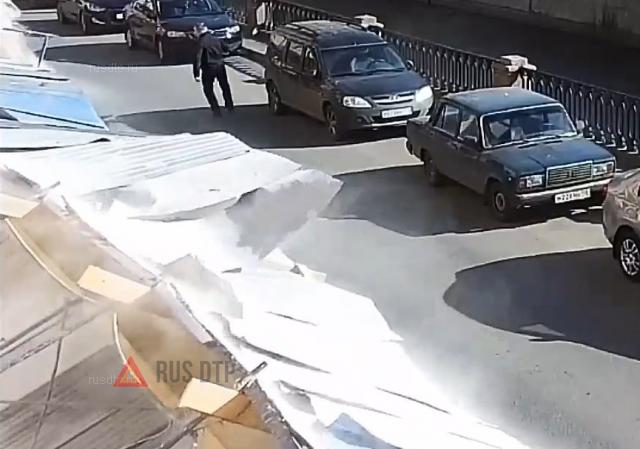 В Петербурге забор упал на людей и автомобили В Петербурге забор упал на людей и автомобили