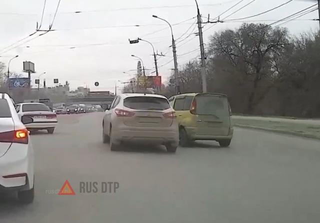 Водитель хэтчбека решил повернуть налево с крайнего правого ряда Водитель хэтчбека решил повернуть налево с крайнего правого ряда