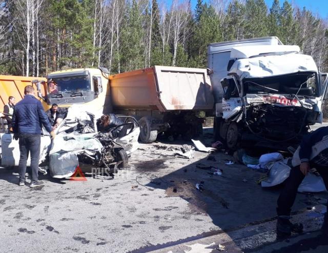 Пассажир «Фольксвагена» погиб в массовом ДТП в Свердловской области