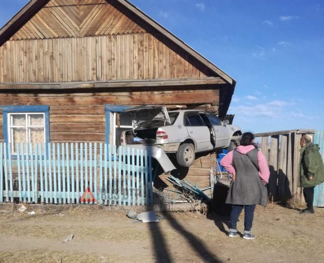 Легковушка влетела в жилой дом в Бурятии