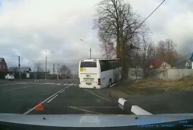 Автобус и легковой автомобиль столкнулись в Подмосковье. ВИДЕО
