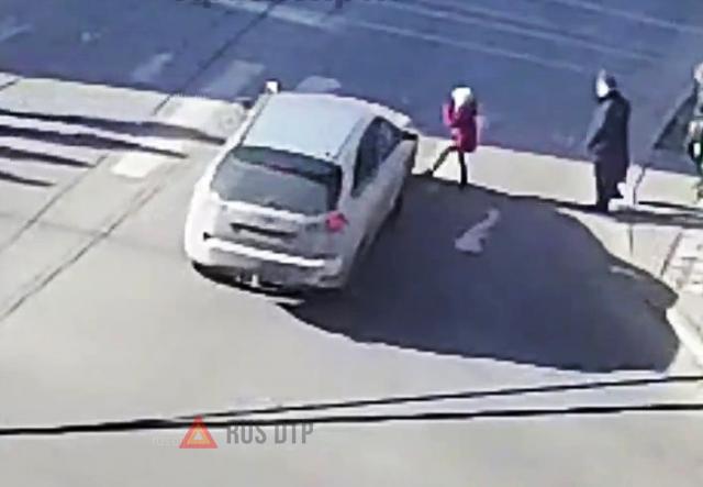 Женщина поехала на красный и сбила ребенка Женщина поехала на красный и сбила ребенка