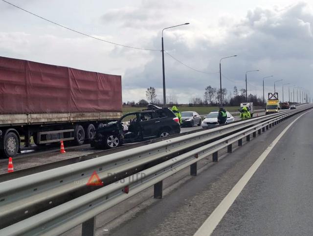 На трассе М-3 «Украина» кроссовер врезался в грузовик