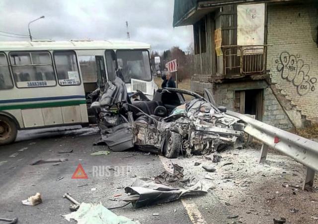 Четверо погибли в ДТП с участием автобуса и легковушки в Ленобласти