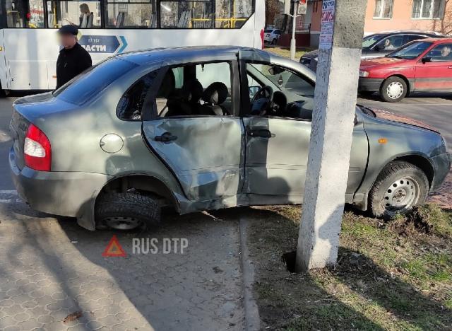 В Ельце автомобиль сбил троих пешеходов. ВИДЕО