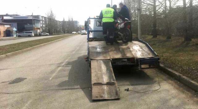В Шарыпово мотоциклист сбил пенсионерку. ВИДЕО