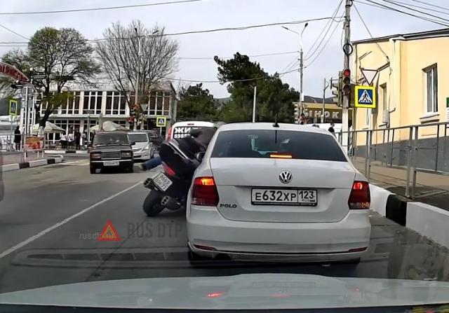 Мотоциклист упал на кузов автомобиля Мотоциклист упал на кузов автомобиля