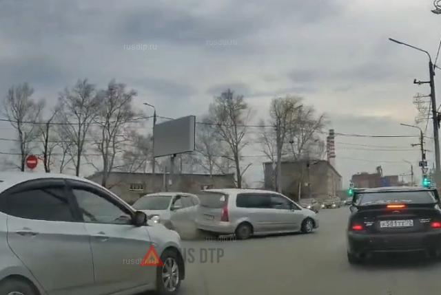 Два универсала столкнулись в Томске Два универсала столкнулись в Томске
