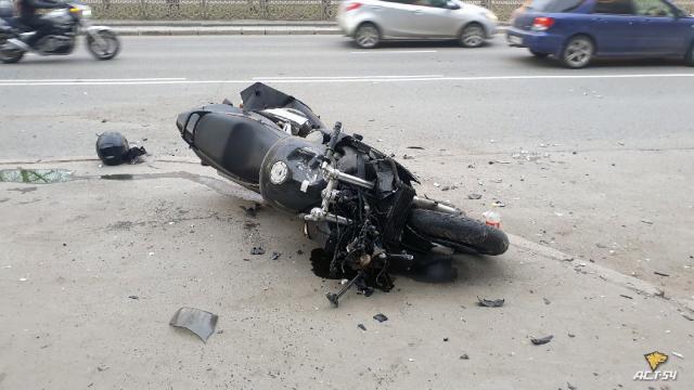 Момент ДТП с участием мотоцикла и автомобиля в Новосибирске