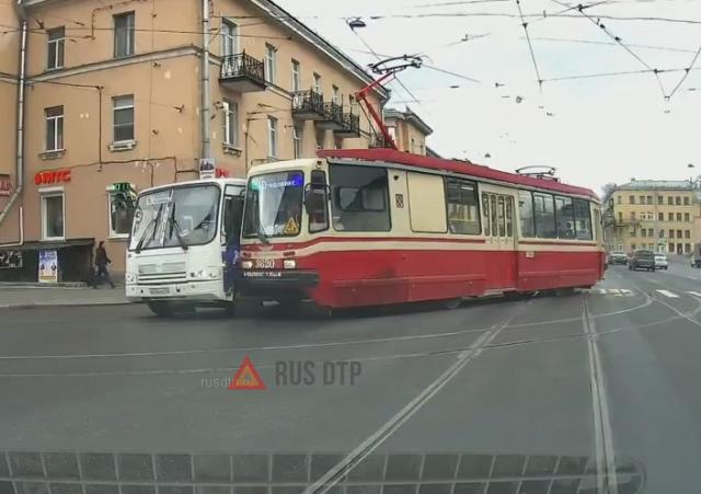 Трамвай и автобус столкнулись в Петербурге Трамвай и автобус столкнулись в Петербурге