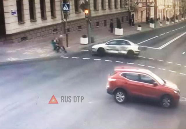 В Гомеле автомобиль сбил двоих детей. ВИДЕО В Гомеле автомобиль сбил двоих детей. ВИДЕО