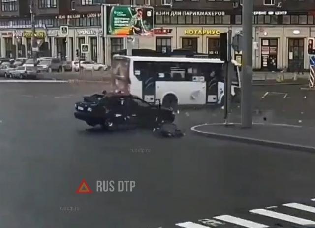 В Петербурге столкнулись маршрутка и легковой автомобиль