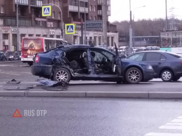 В Петербурге столкнулись маршрутка и легковой автомобиль В Петербурге столкнулись маршрутка и легковой автомобиль
