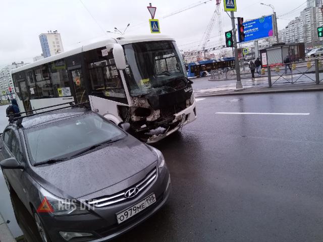 В Петербурге столкнулись маршрутка и легковой автомобиль