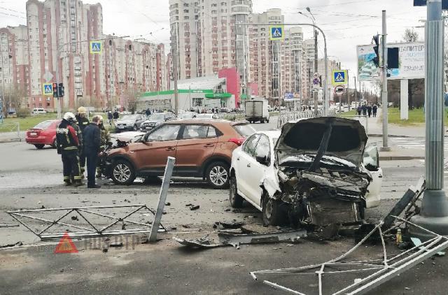 В Санкт-Петербурге автомобиль едва не сбил ребенка. ВИДЕО