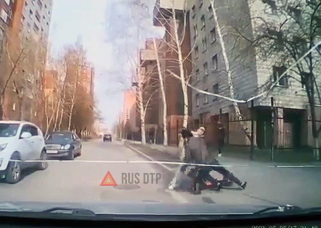 Девушка на самокате врезалась в пешехода Девушка на самокате врезалась в пешехода