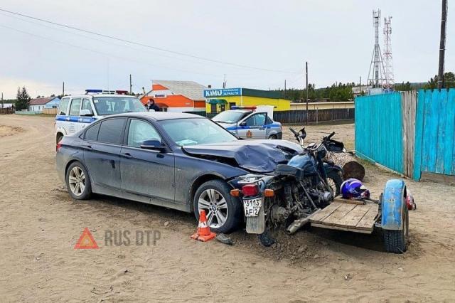 Подростки на мотоцикле врезались в BMW в Красноярском крае