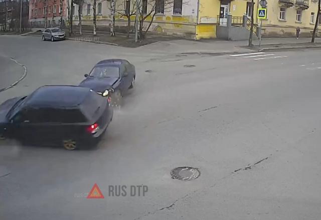 ДТП на перекрестке Герцена и Гоголя в Петрозаводске ДТП на перекрестке Герцена и Гоголя в Петрозаводске