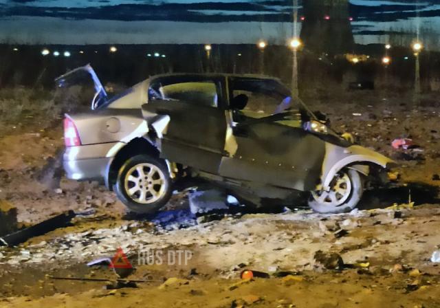Chevrolet врезался в бетонный блок в Петербурге. ВИДЕО