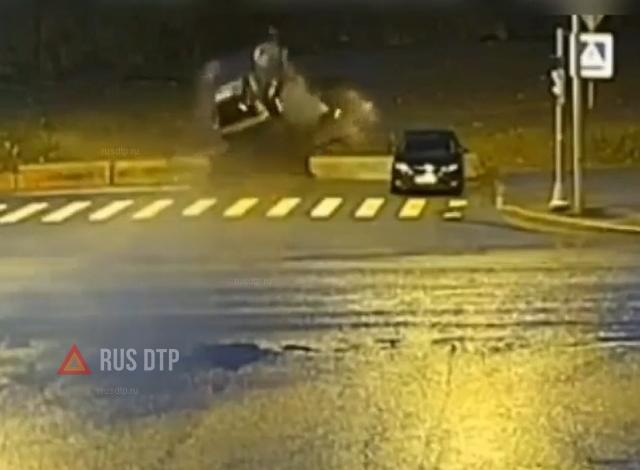 Chevrolet врезался в бетонный блок в Петербурге. ВИДЕО