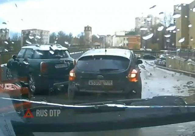Водитель «Форда» не смотрит в зеркала Водитель «Форда» не смотрит в зеркала