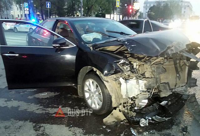В Екатеринбурге автомобиль въехал в толпу пешеходов