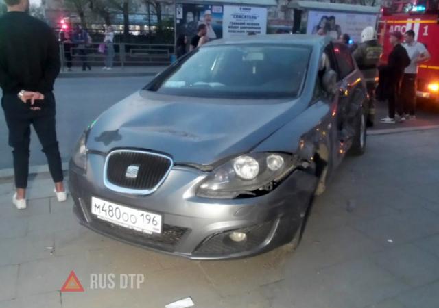 В Екатеринбурге автомобиль въехал в толпу пешеходов