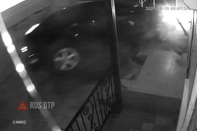 В Воронеже автомобиль въехал в крыльцо магазина В Воронеже автомобиль въехал в крыльцо магазина