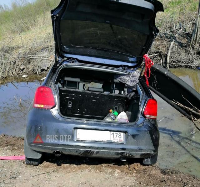 Женщина погибла, опрокинувшись в канаву с водой под Новгородом