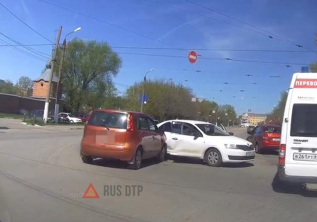ДТП в Твери на перекрестке ДТП в Твери на перекрестке