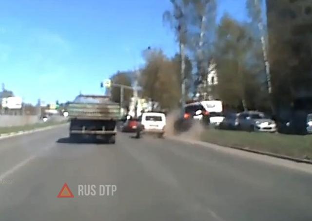 В Ярославле водитель кроссовера решил поиграть в «шашки» и оказался в больнице В Ярославле водитель кроссовера решил поиграть в «шашки» и оказался в больнице
