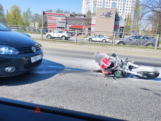 Мотоциклист пострадал в результате ДТП в Петербурге. ВИДЕО