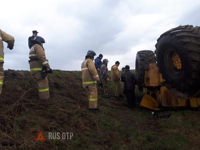 В Амурской области перевернулся трактор с людьми
