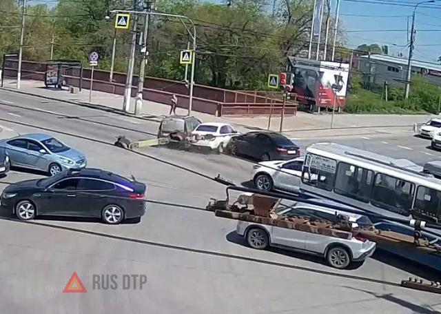 Момент тройного ДТП в Волгограде Момент тройного ДТП в Волгограде