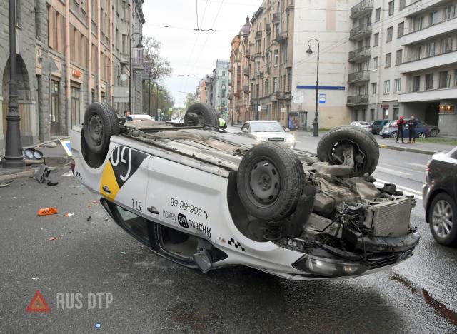 В Петербурге машина такси врезалась в светофор. ВИДЕО
