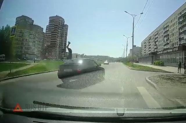 «Приора» сбила детей на пешеходном переходе в Тольятти «Приора» сбила детей на пешеходном переходе в Тольятти