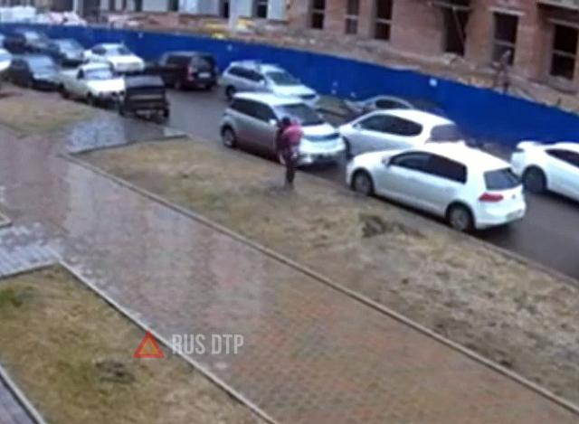 В Красноярске 6-летний ребенок попал под колеса машины